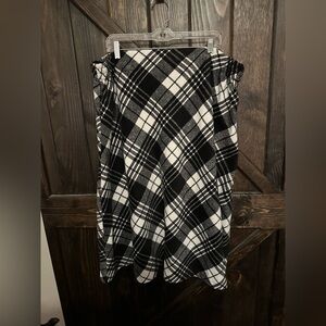Salon Studio XxL black and white skirt, 4% wool w/elastic sides of waistband